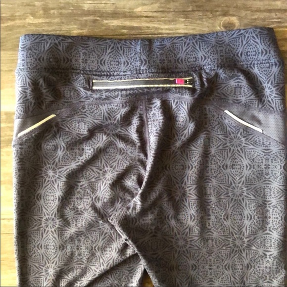 Athleta Gray Cropped Leggings size Small - Picture 6 of 8